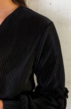 Plisse Blouse Met Ruches Mouw Zwart -Kleding Promotie Winkel Plisse Blouse Met Ruches Mouw Zwart 586x900 1