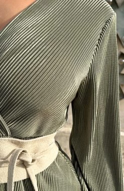 Plisse Laagjes Jurk Army -Kleding Promotie Winkel Plisse Laagjes Jurk Army 586x900 1