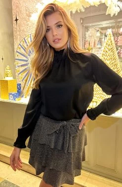 Satijnen Col Blouse Zwart 33 Satijnen Col Blouse Zwart -Kleding Promotie Winkel Ruffle Lurex Rok Zilver NR 1 586x900 1