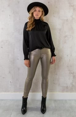 Coating Jeans Metallic Gold -Kleding Promotie Winkel Satijnen Col Blouse Zwart 586x900 1