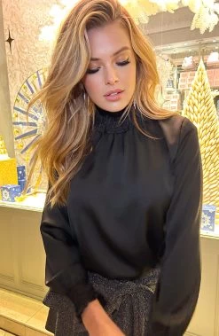 Satijnen Col Blouse Zwart 28 Satijnen Col Blouse Zwart -Kleding Promotie Winkel Satijnen Col Blouse Zwart NR 1 586x900 1