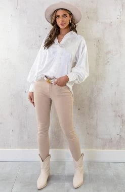 Satijnen V-Hals Blouse Flower Ecru -Kleding Promotie Winkel Satijnen V Hals Blouse Flower Ecru 1 586x900 1