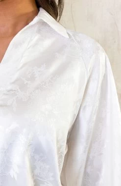 Satijnen V-Hals Blouse Flower Ecru -Kleding Promotie Winkel Satijnen V Hals Blouse Flower Ecru 586x900 1