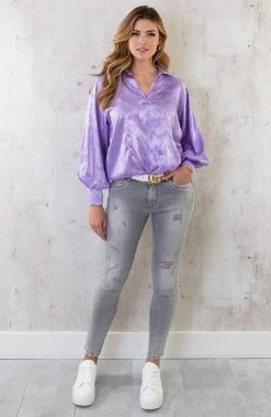 Satijnen V-Hals Blouse Flower Lila -Kleding Promotie Winkel Satijnen V Hals Blouse Flower Lila 1 586x900 1