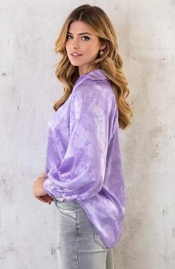 Satijnen V-Hals Blouse Flower Lila -Kleding Promotie Winkel Satijnen V Hals Blouse Flower Lila 4 586x900 1