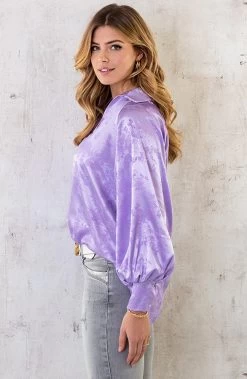 Satijnen V-Hals Blouse Flower Lila -Kleding Promotie Winkel Satijnen V Hals Blouse Flower Lila 5 586x900 1