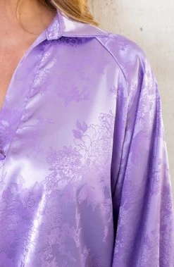 Satijnen V-Hals Blouse Flower Lila -Kleding Promotie Winkel Satijnen V Hals Blouse Flower Lila 586x900 1