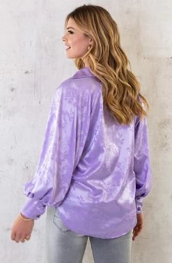 Satijnen V-Hals Blouse Flower Lila -Kleding Promotie Winkel Satijnen V Hals Blouse Flower Lila 6 586x900 1