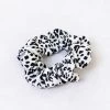 Scrunchie Leopard White -Kleding Promotie Winkel Scrunchie Leopard White 586x900 1