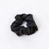 Scrunchie Satin Black -Kleding Promotie Winkel Scrunchie Silk Black 586x900 1