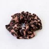 Scrunchie Silk Leopard Dust -Kleding Promotie Winkel Scrunchie Silk Leopard Dust 586x900 1