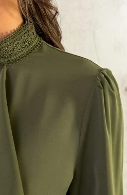 Silky Ruffle Kraag Blouse Army -Kleding Promotie Winkel Silky Ruffle Kraag Blouse Army 1 586x900 1
