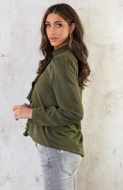 Silky Ruffle Kraag Blouse Army -Kleding Promotie Winkel Silky Ruffle Kraag Blouse Army 5 586x900 1