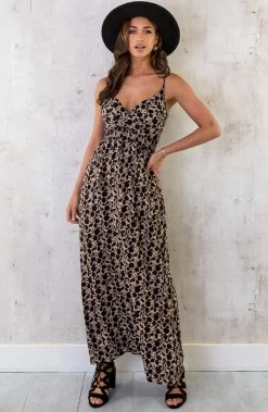 Spaghetti Maxi Jurk Print Camel Zwart -Kleding Promotie Winkel Spaghetti Maxi Jurk Print Camel Zwart 2 586x900 1