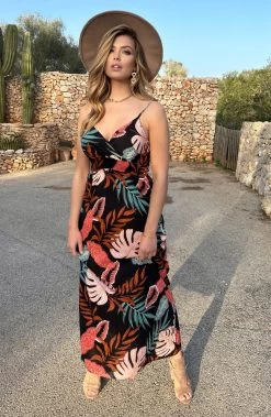 Spaghetti Maxi Jurk Tropic Zwart -Kleding Promotie Winkel Spaghetti Maxi Jurk Tropic Zwart 4 586x900 1