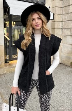 Teddy Gilet Met Schouderdetail Zwart -Kleding Promotie Winkel Teddy Gilet Met Schouderdetail Zwart 1 586x900 1