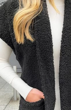 Teddy Gilet Met Schouderdetail Zwart -Kleding Promotie Winkel Teddy Gilet Met Schouderdetail Zwart 10 586x900 1