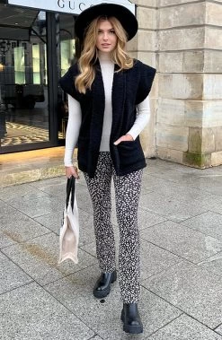 Flared Broek Panterprint Zwart 2.0 14 Flared Broek Panterprint Zwart 2.0 -Kleding Promotie Winkel Teddy Gilet Met Schouderdetail Zwart 2 586x900 1