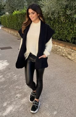 Teddy Gilet Met Schouderdetail Zwart -Kleding Promotie Winkel Teddy Gilet Schouder Zwart 4 586x900 1