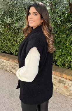 Teddy Gilet Met Schouderdetail Zwart -Kleding Promotie Winkel Teddy Gilet Schouder Zwart 5 586x900 1