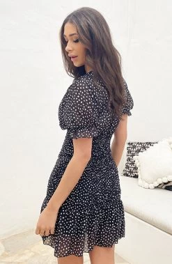 V-Hals Stippen Jurkje Smocked Zwart -Kleding Promotie Winkel V Hals Stippen Jurkje Smocked Zwart 4 586x900 1