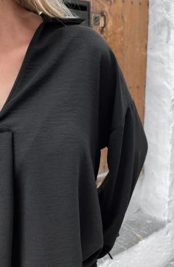 Verona V-hals Blouse Zwart -Kleding Promotie Winkel Verona V hals Blouse Zwart 1 586x900 1