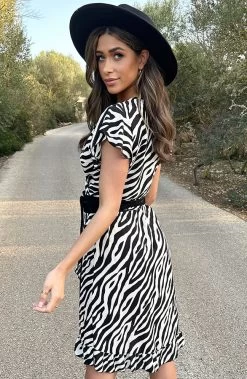 Wikkel Jurk Zebra Zwart Wit -Kleding Promotie Winkel Wikkel Jurk Zebra Zwart Wit 3 586x900 1