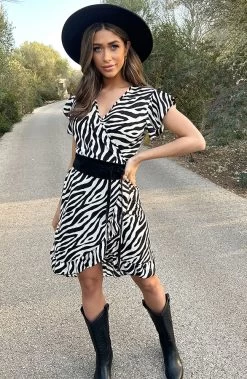 Wikkel Jurk Zebra Zwart Wit -Kleding Promotie Winkel Wikkel Jurk Zebra Zwart Wit 4 586x900 1