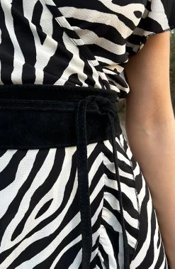 Suede Wikkelriem Zwart 9 Suede Wikkelriem Zwart -Kleding Promotie Winkel Wikkel Jurk Zebra Zwart Wit close 1 586x900 2