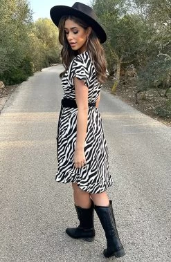 Wikkel Jurk Zebra Zwart Wit -Kleding Promotie Winkel Wikkel Jurk Zebra Zwart Wit1 2 586x900 1