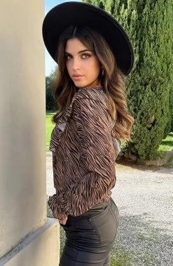 Zebra Ruffle Blouse Camel -Kleding Promotie Winkel Zebra Ruffle Blouse Camel 2 586x900 1