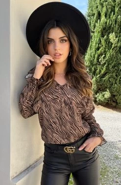 Zebra Ruffle Blouse Camel -Kleding Promotie Winkel Zebra Ruffle Blouse Camel 5 586x900 1